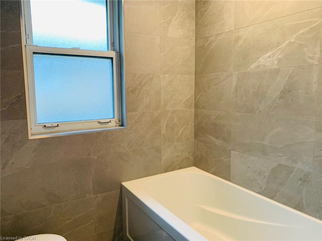 204 West 19Th Street, Hamilton, ON - Indoor Photo Showing Bathroom