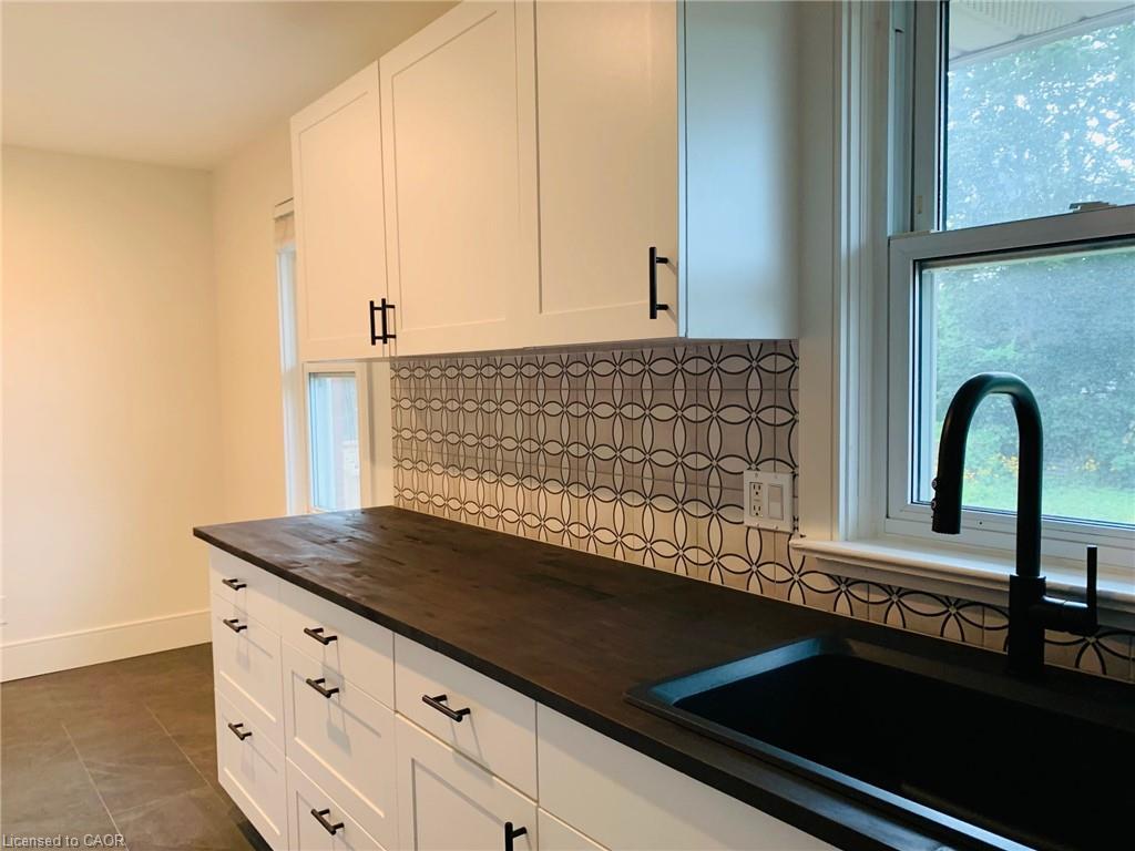 204 West 19Th Street, Hamilton, ON - Indoor Photo Showing Kitchen
