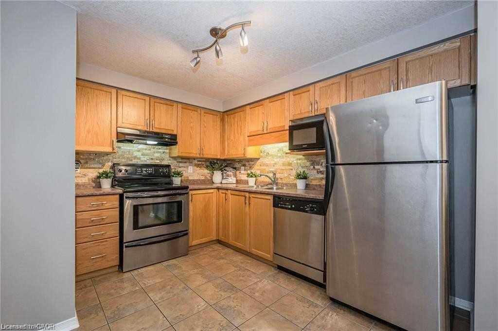 27 Max Becker Drive, Kitchener, ON - Indoor Photo Showing Kitchen