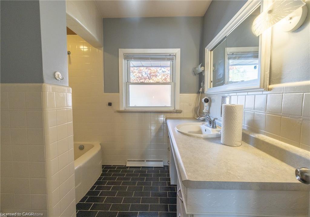11 Belmont Avenue W, Kitchener, ON - Indoor Photo Showing Bathroom