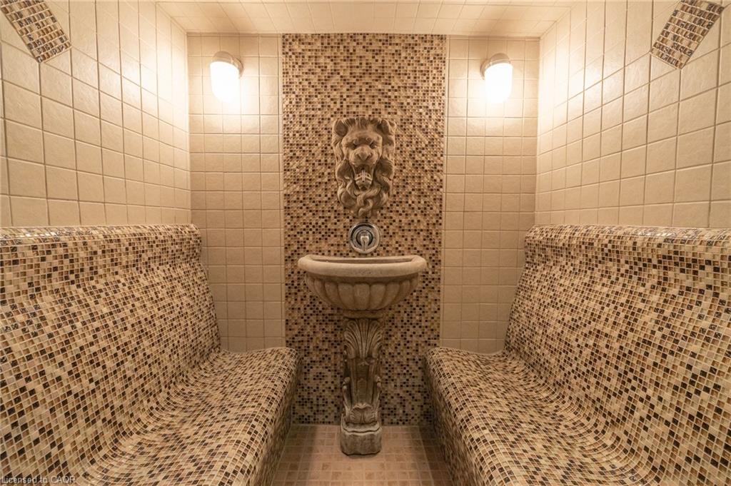 11 Belmont Avenue W, Kitchener, ON - Indoor Photo Showing Bathroom