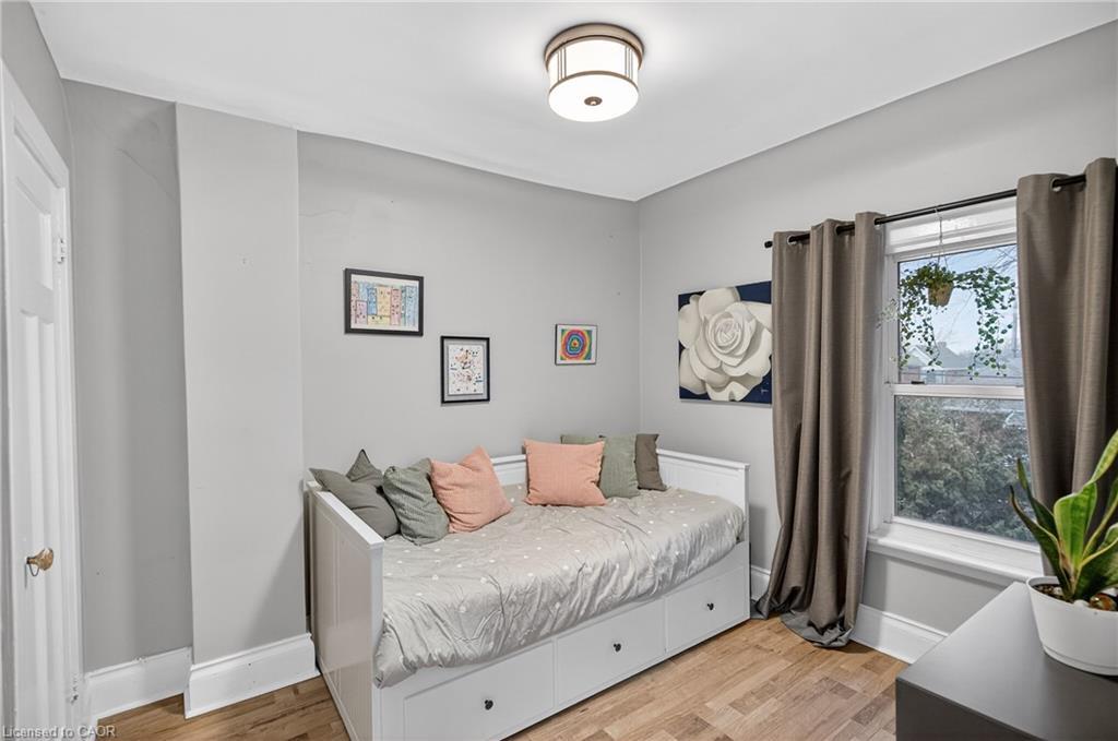 27 Mayflower Avenue, Hamilton, ON - Indoor Photo Showing Bedroom