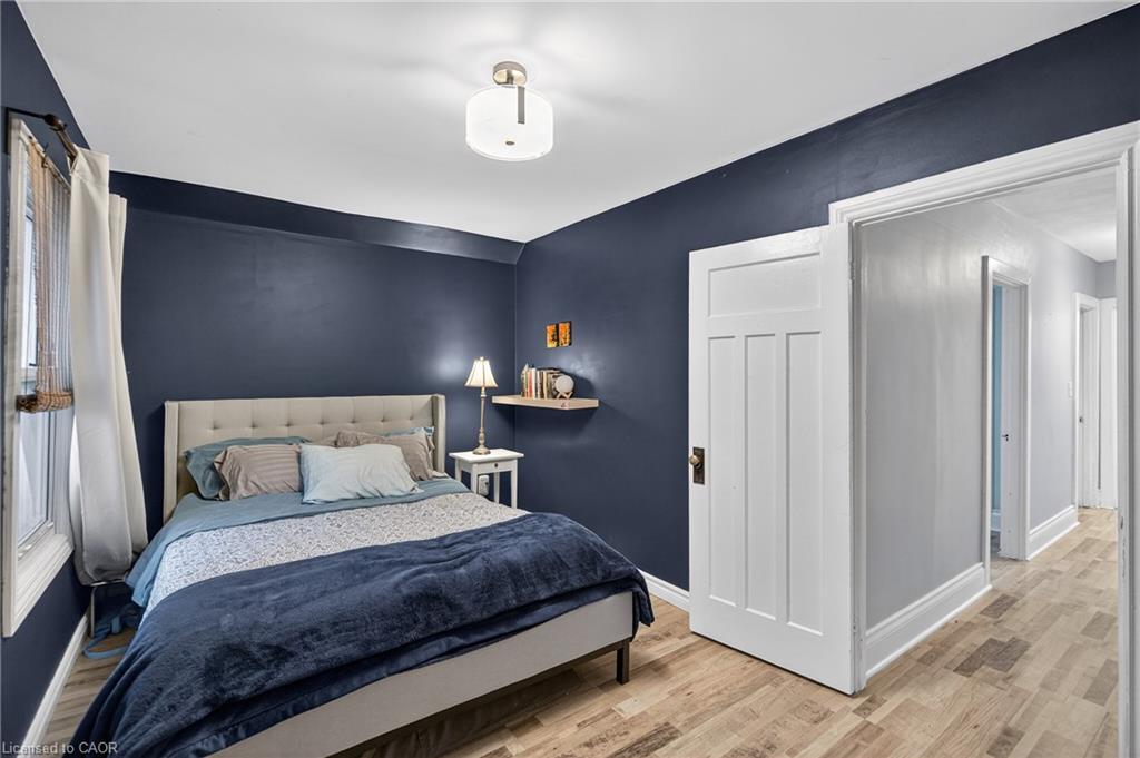 27 Mayflower Avenue, Hamilton, ON - Indoor Photo Showing Bedroom