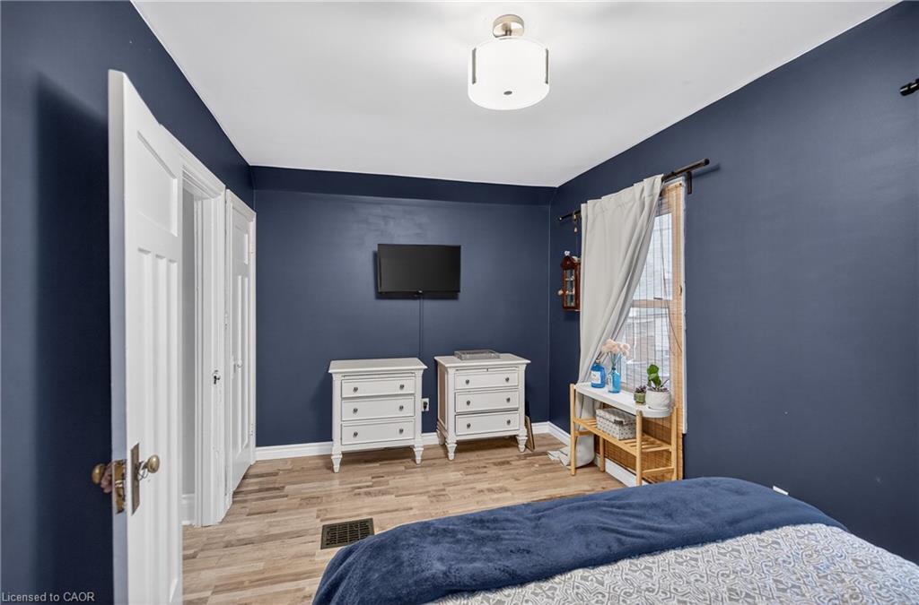 27 Mayflower Avenue, Hamilton, ON - Indoor Photo Showing Bedroom