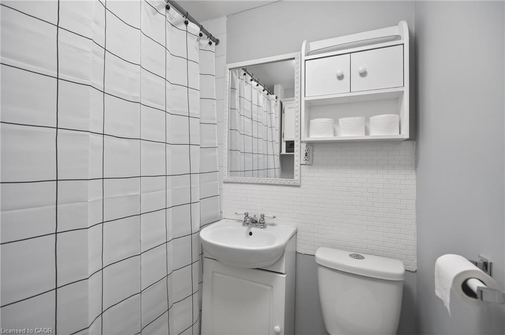 27 Mayflower Avenue, Hamilton, ON - Indoor Photo Showing Bathroom