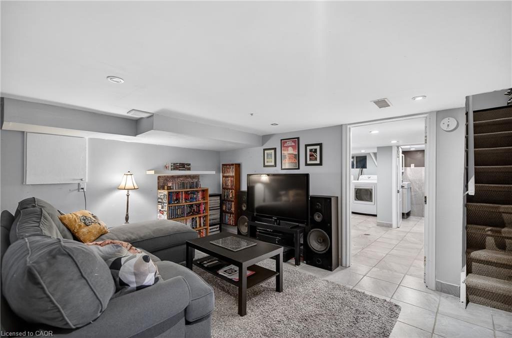 27 Mayflower Avenue, Hamilton, ON - Indoor Photo Showing Living Room