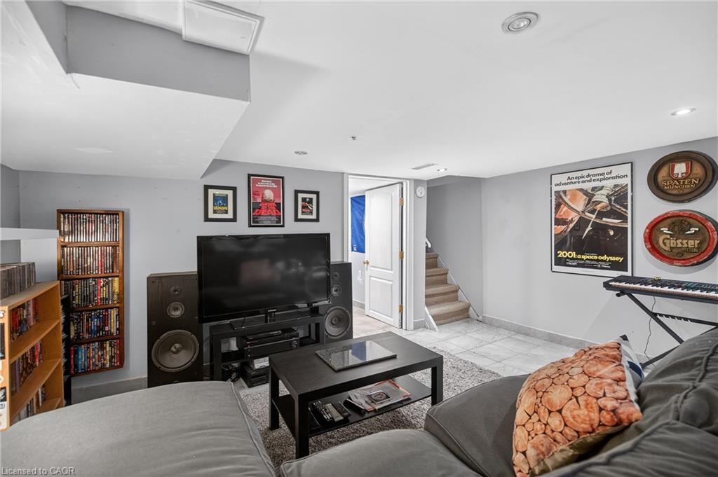 27 Mayflower Avenue, Hamilton, ON - Indoor Photo Showing Living Room