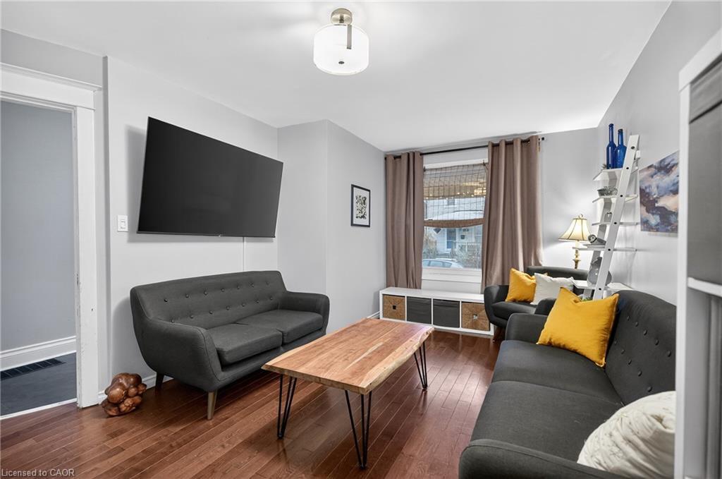 27 Mayflower Avenue, Hamilton, ON - Indoor Photo Showing Living Room