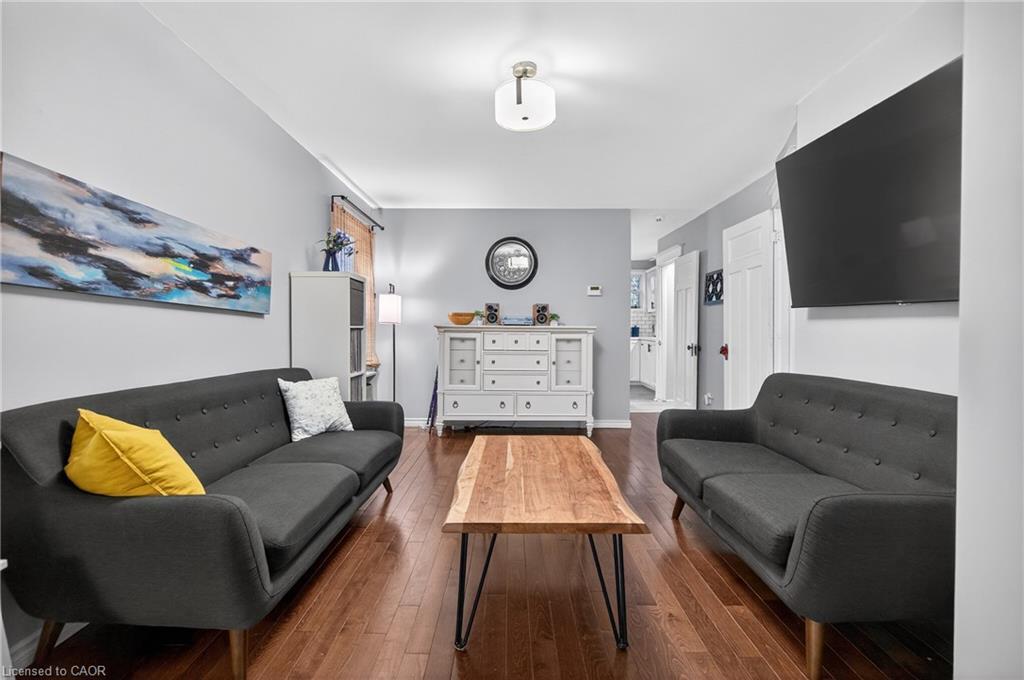 27 Mayflower Avenue, Hamilton, ON - Indoor Photo Showing Living Room