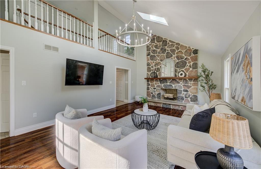 5180 Southgate Avenue, Niagara Falls, ON - Indoor Photo Showing Living Room With Fireplace