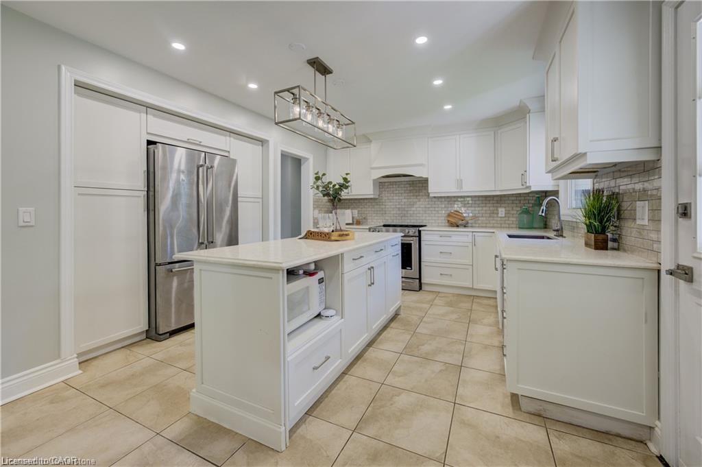 5180 Southgate Avenue, Niagara Falls, ON - Indoor Photo Showing Kitchen With Upgraded Kitchen