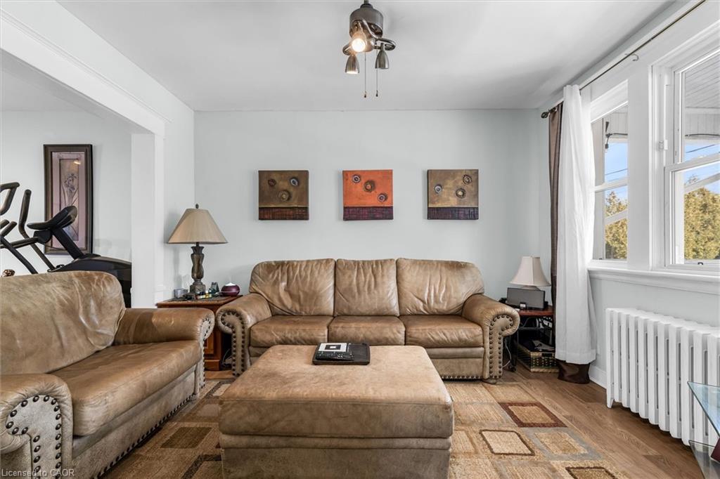35 Bayfield Avenue, Hamilton, ON - Indoor Photo Showing Living Room