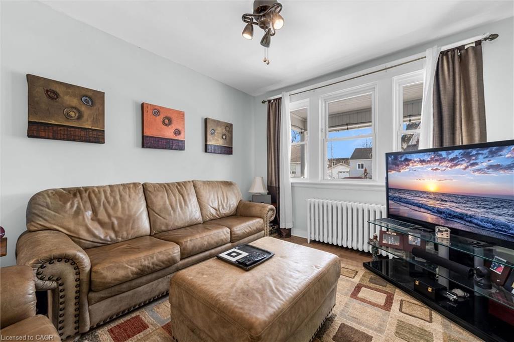 35 Bayfield Avenue, Hamilton, ON - Indoor Photo Showing Living Room