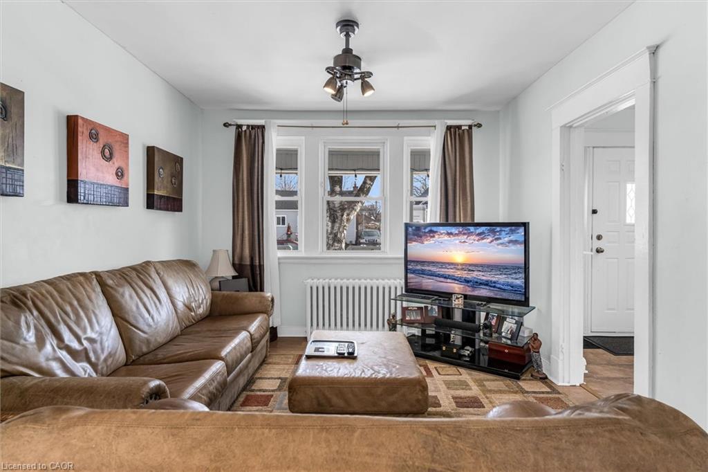 35 Bayfield Avenue, Hamilton, ON - Indoor Photo Showing Living Room