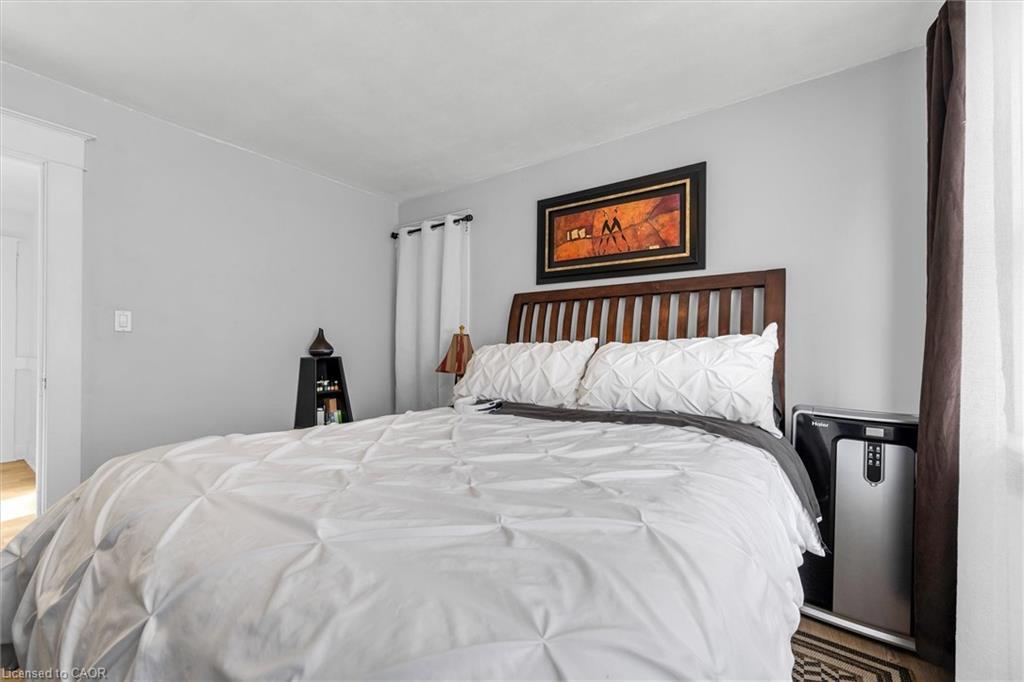 35 Bayfield Avenue, Hamilton, ON - Indoor Photo Showing Bedroom