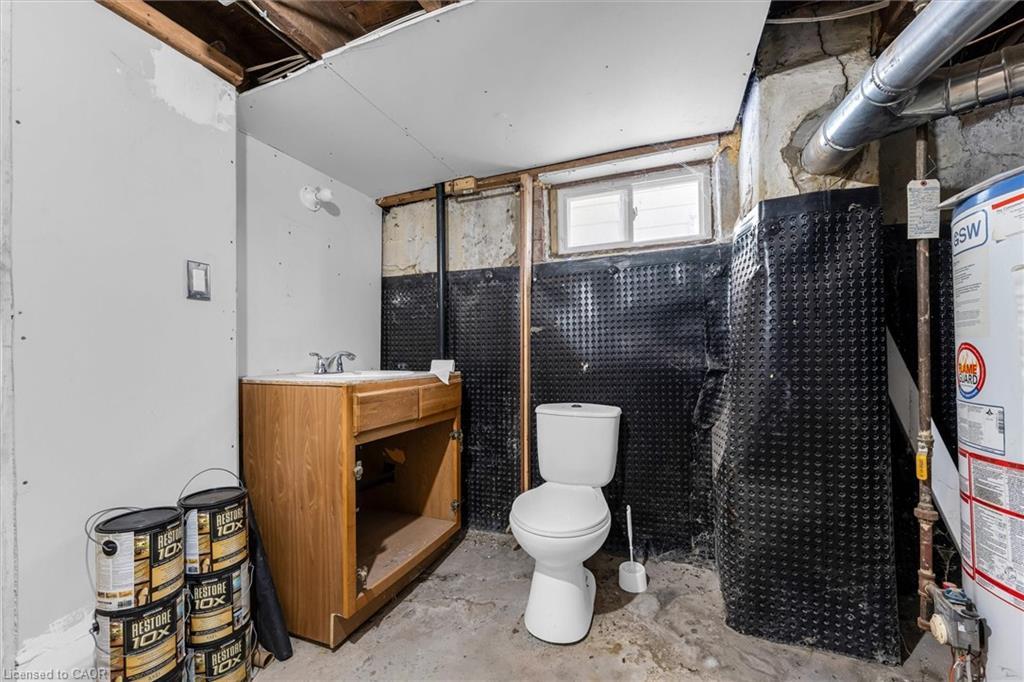 35 Bayfield Avenue, Hamilton, ON - Indoor Photo Showing Bathroom