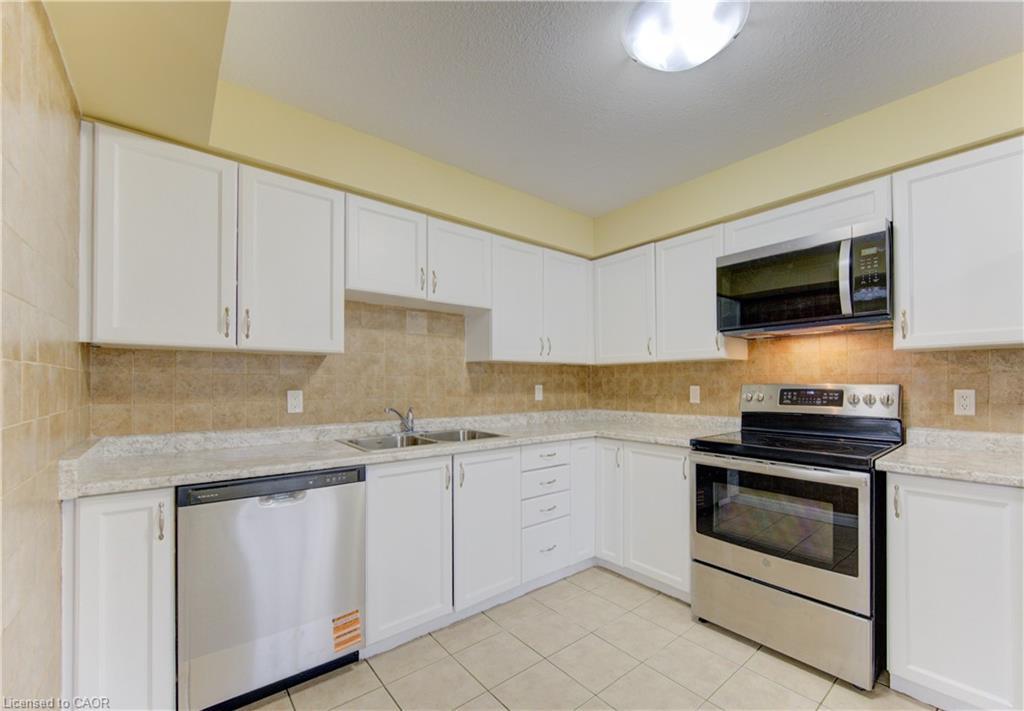 40 Red Clover Crescent, Kitchener, ON - Indoor Photo Showing Kitchen With Double Sink