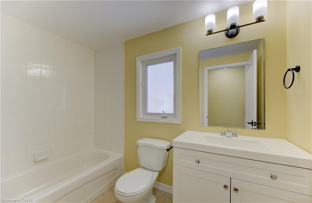 40 Red Clover Crescent, Kitchener, ON - Indoor Photo Showing Bathroom