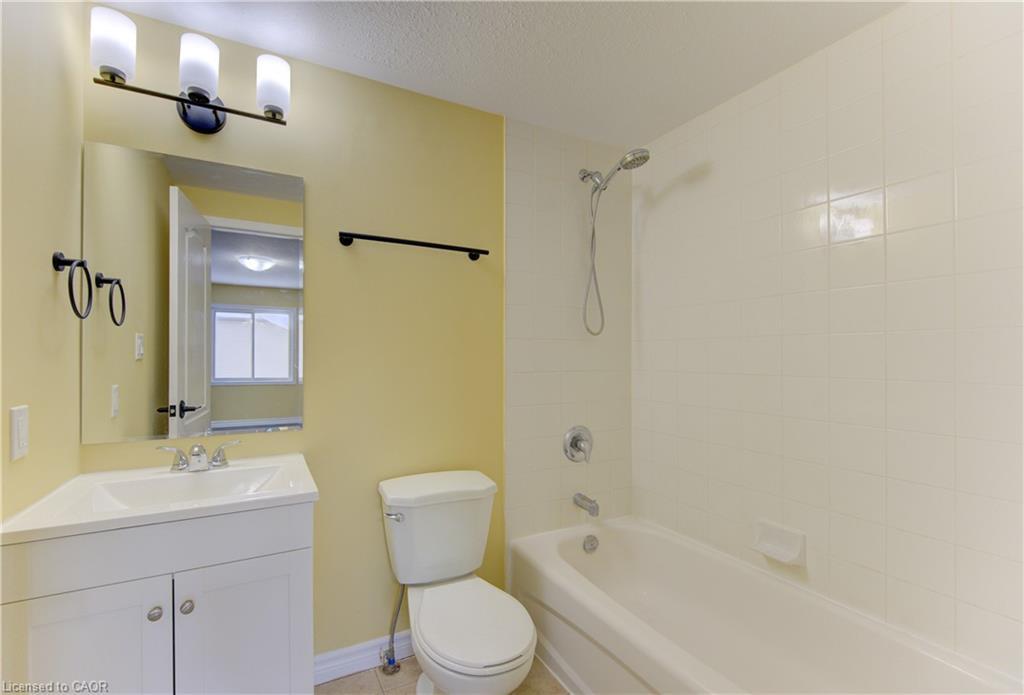 40 Red Clover Crescent, Kitchener, ON - Indoor Photo Showing Bathroom
