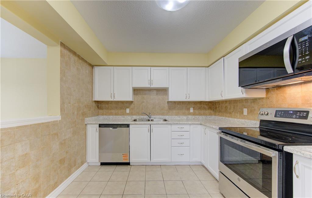 40 Red Clover Crescent, Kitchener, ON - Indoor Photo Showing Kitchen With Double Sink