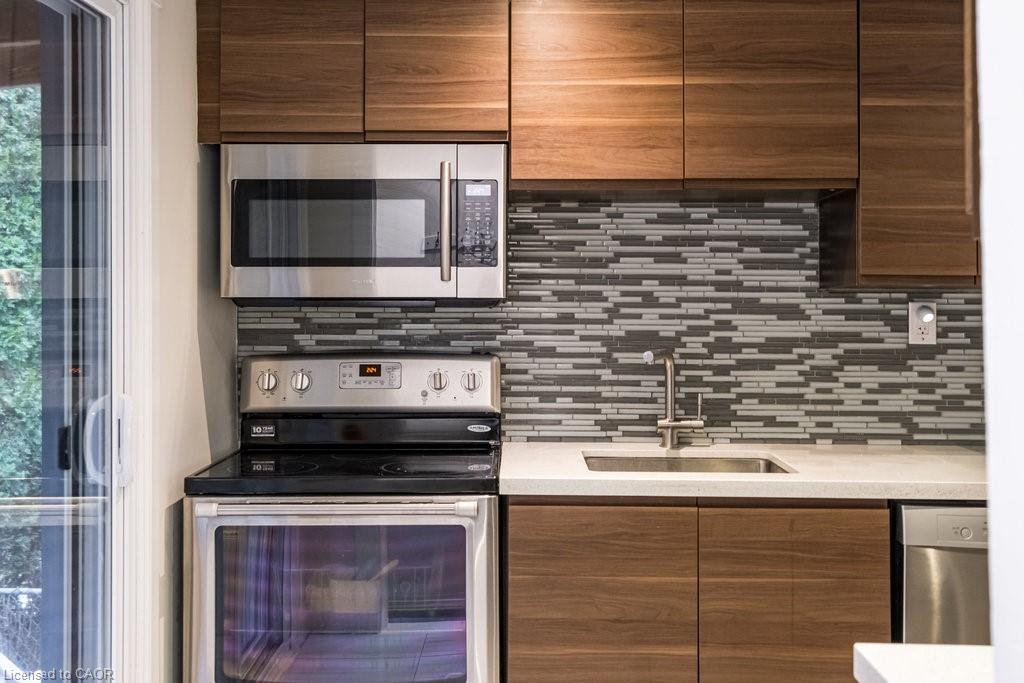 109 Royal Avenue, Hamilton, ON - Indoor Photo Showing Kitchen With Upgraded Kitchen