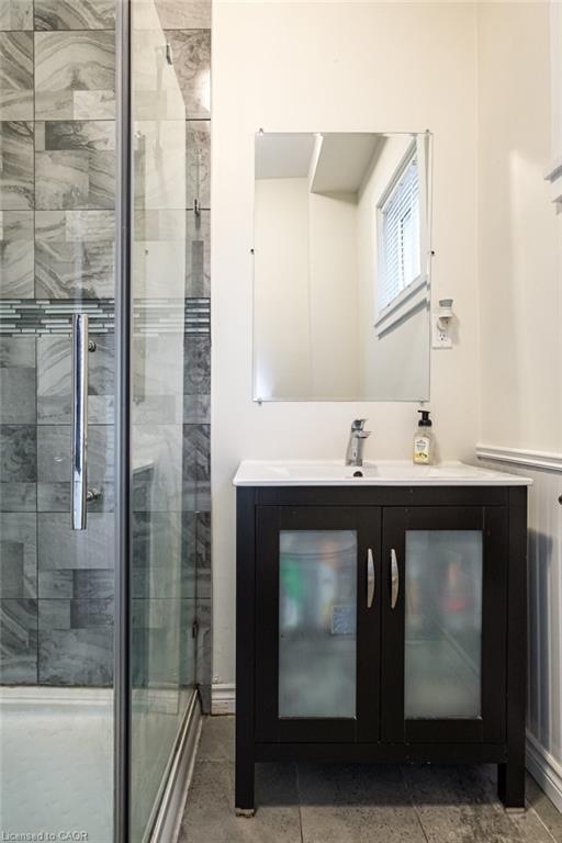 109 Royal Avenue, Hamilton, ON - Indoor Photo Showing Bathroom