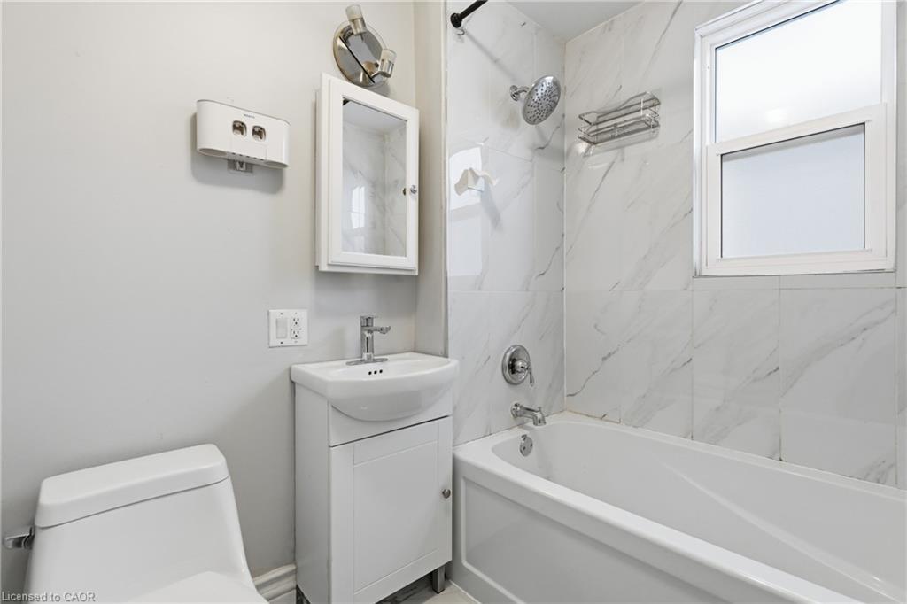 26 Bayfield Avenue, Hamilton, ON - Indoor Photo Showing Bathroom