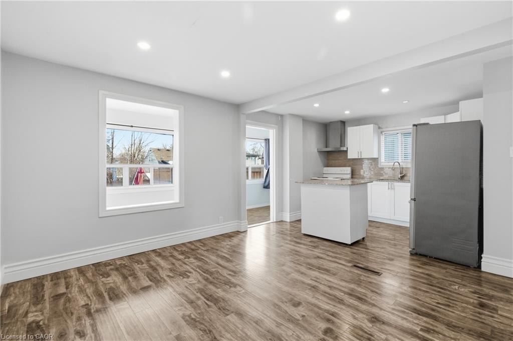 26 Bayfield Avenue, Hamilton, ON - Indoor Photo Showing Kitchen
