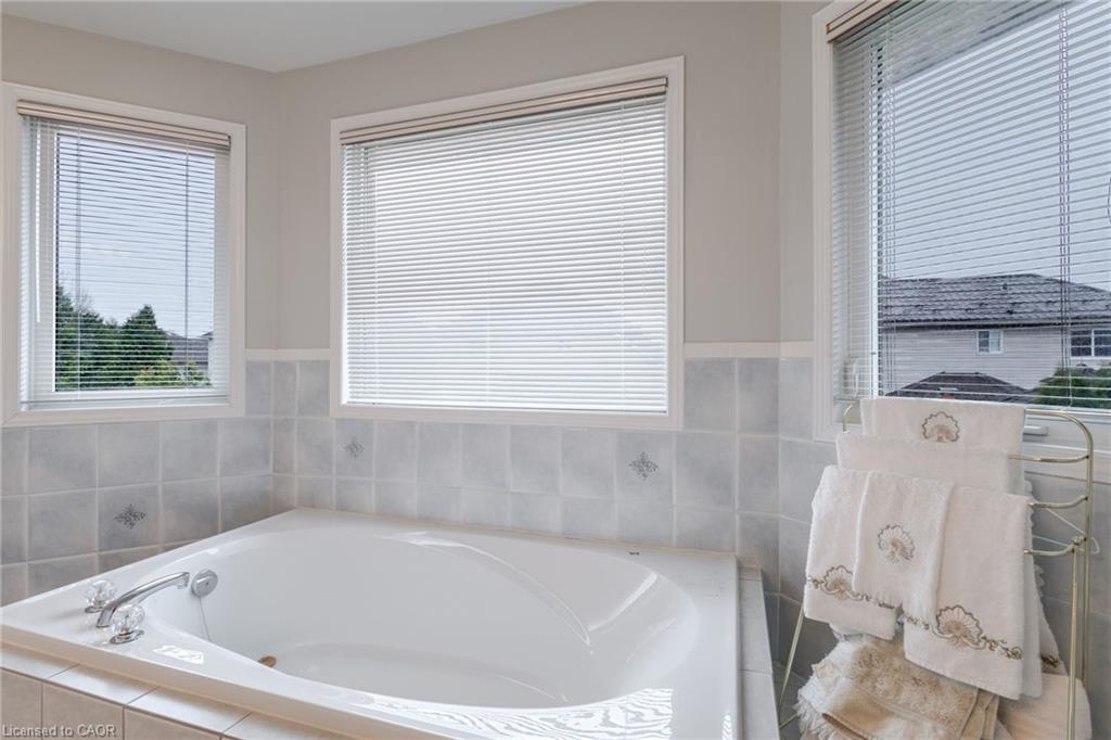 42 Hillgarden Drive, Stoney Creek, ON - Indoor Photo Showing Bathroom