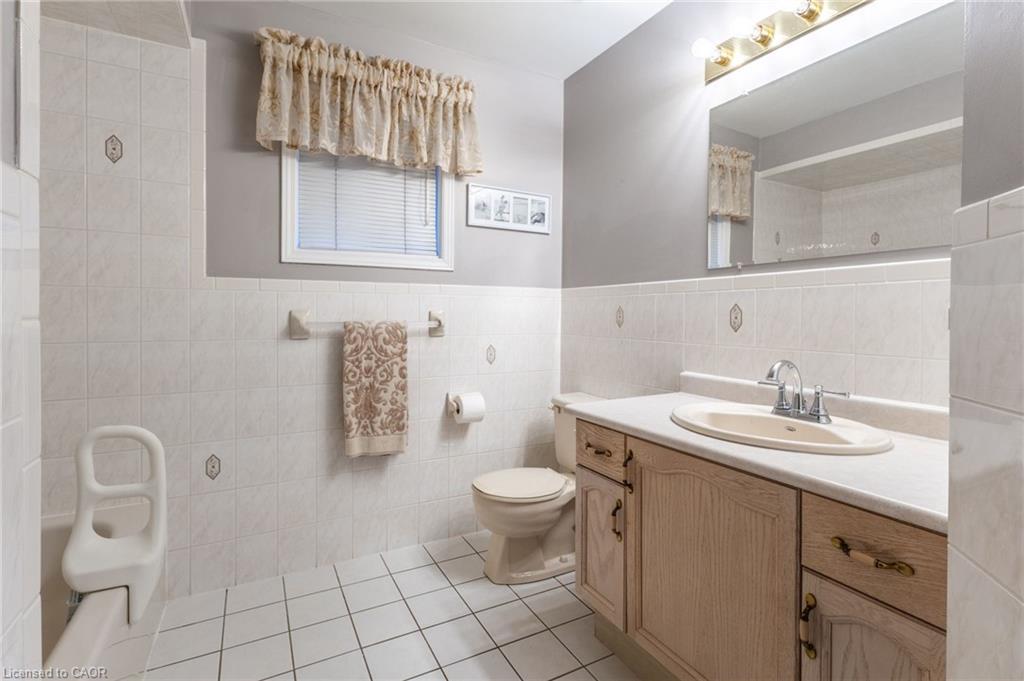42 Hillgarden Drive, Stoney Creek, ON - Indoor Photo Showing Bathroom