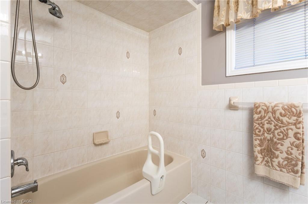 42 Hillgarden Drive, Stoney Creek, ON - Indoor Photo Showing Bathroom