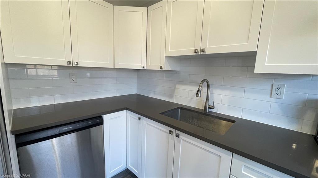 304-410 Hazel Street, Waterloo, ON - Indoor Photo Showing Kitchen