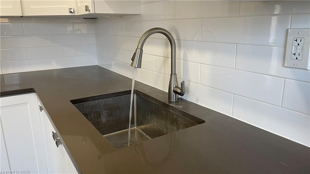 304-410 Hazel Street, Waterloo, ON - Indoor Photo Showing Kitchen
