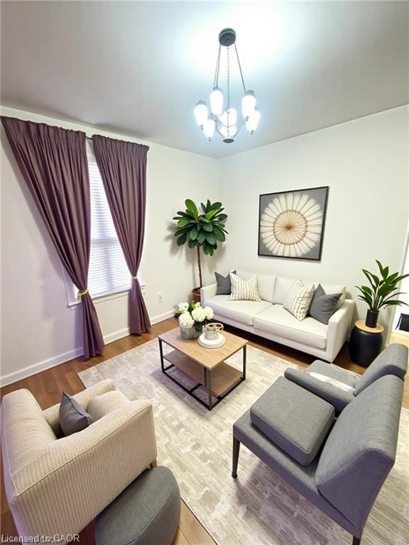 139 Harmony Avenue, Hamilton, ON - Indoor Photo Showing Living Room