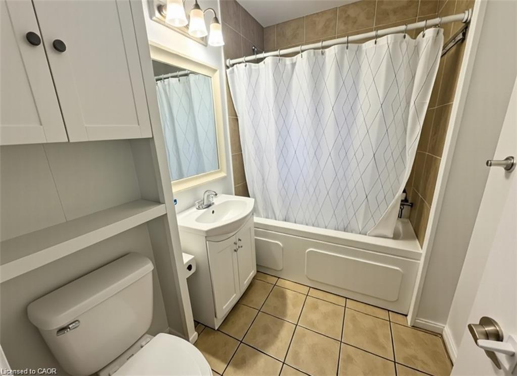139 Harmony Avenue, Hamilton, ON - Indoor Photo Showing Bathroom