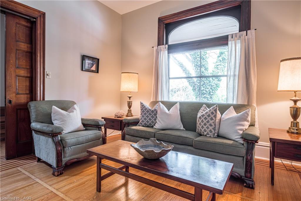 219 Charlton Avenue W, Hamilton, ON - Indoor Photo Showing Living Room