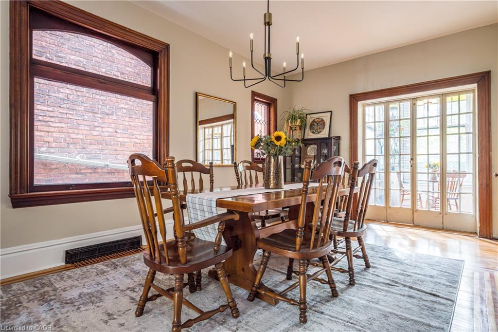 219 Charlton Avenue W, Hamilton, ON - Indoor Photo Showing Dining Room