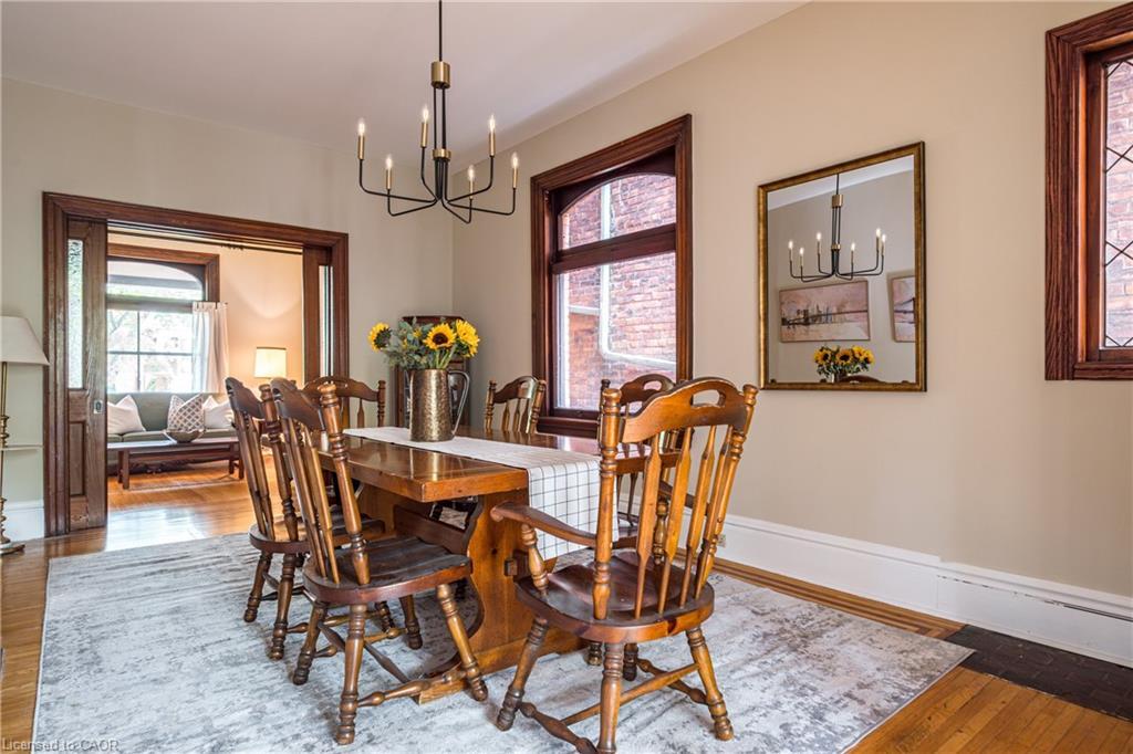 219 Charlton Avenue W, Hamilton, ON - Indoor Photo Showing Dining Room