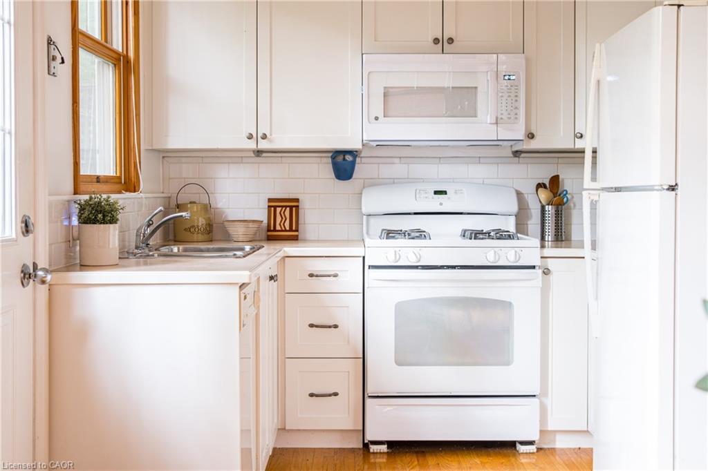 219 Charlton Avenue W, Hamilton, ON - Indoor Photo Showing Kitchen