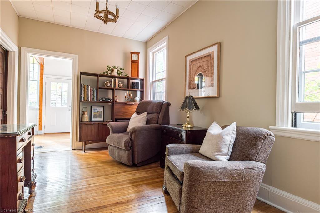 219 Charlton Avenue W, Hamilton, ON - Indoor Photo Showing Living Room