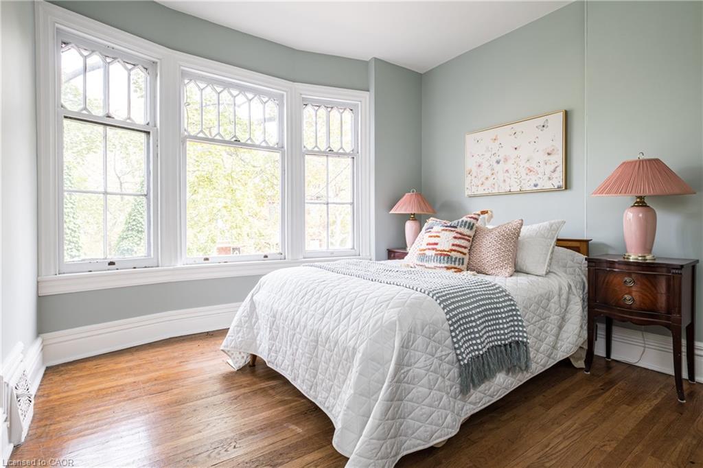 219 Charlton Avenue W, Hamilton, ON - Indoor Photo Showing Bedroom