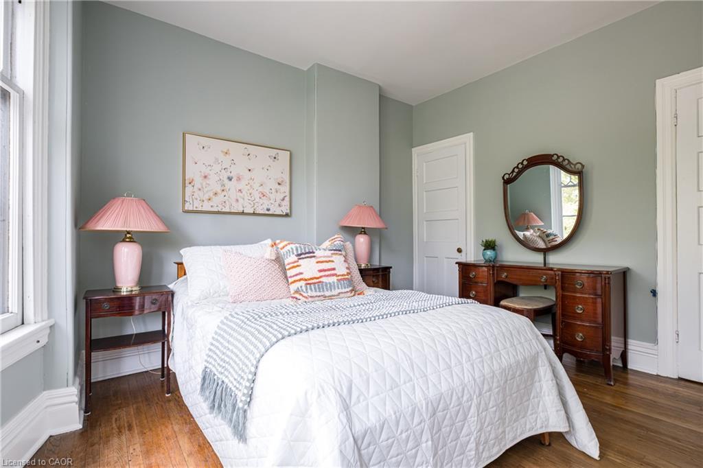 219 Charlton Avenue W, Hamilton, ON - Indoor Photo Showing Bedroom