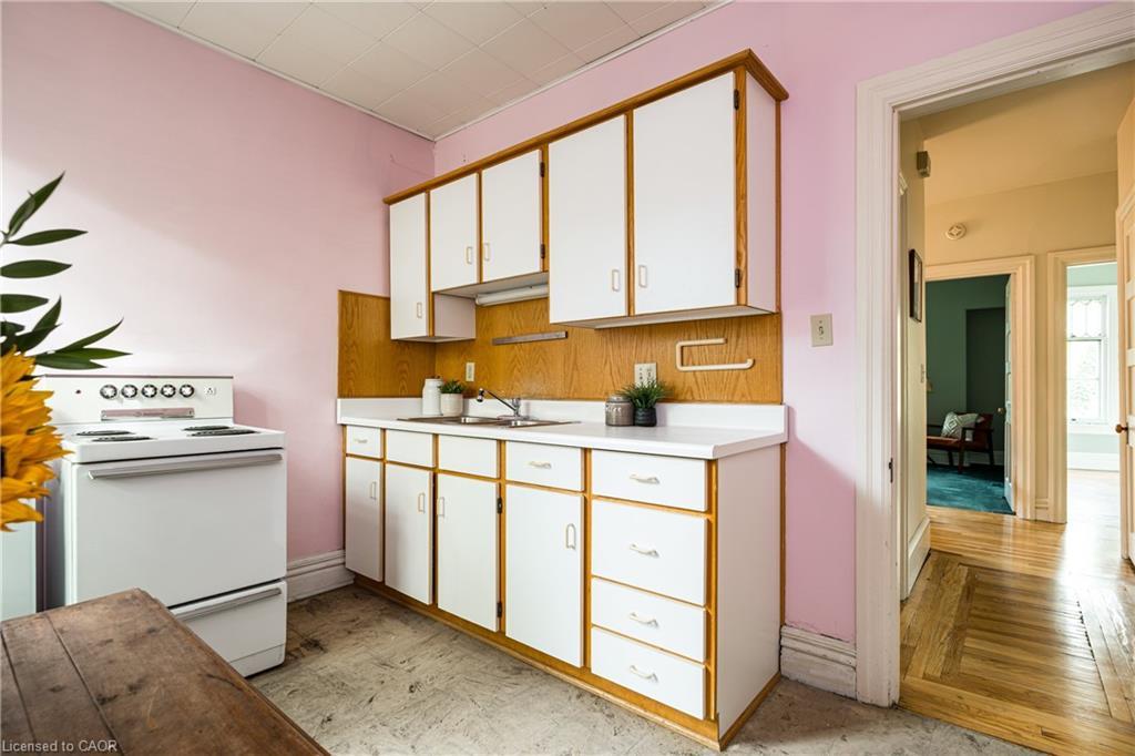 219 Charlton Avenue W, Hamilton, ON - Indoor Photo Showing Kitchen