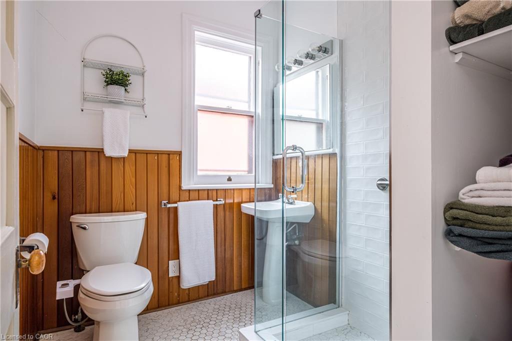 219 Charlton Avenue W, Hamilton, ON - Indoor Photo Showing Bathroom