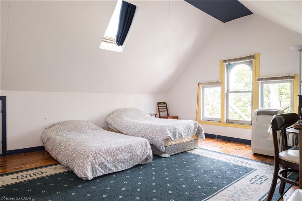 219 Charlton Avenue W, Hamilton, ON - Indoor Photo Showing Bedroom