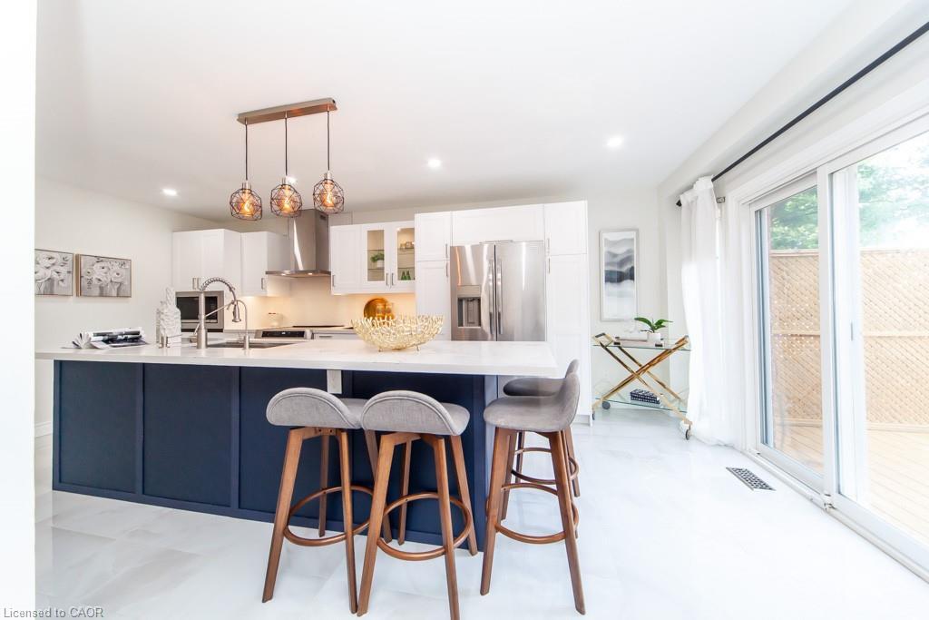 Main-579 Windjammer Way, Waterloo, ON - Indoor Photo Showing Kitchen With Upgraded Kitchen