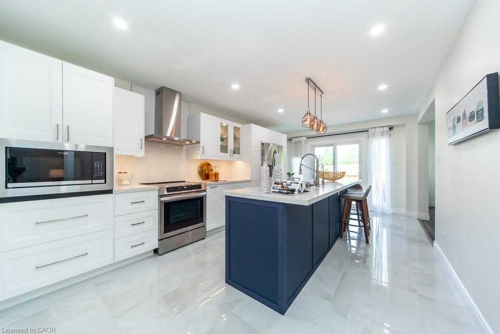 Main-579 Windjammer Way, Waterloo, ON - Indoor Photo Showing Kitchen With Upgraded Kitchen