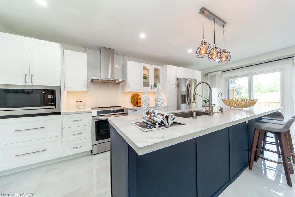 Main-579 Windjammer Way, Waterloo, ON - Indoor Photo Showing Kitchen With Upgraded Kitchen