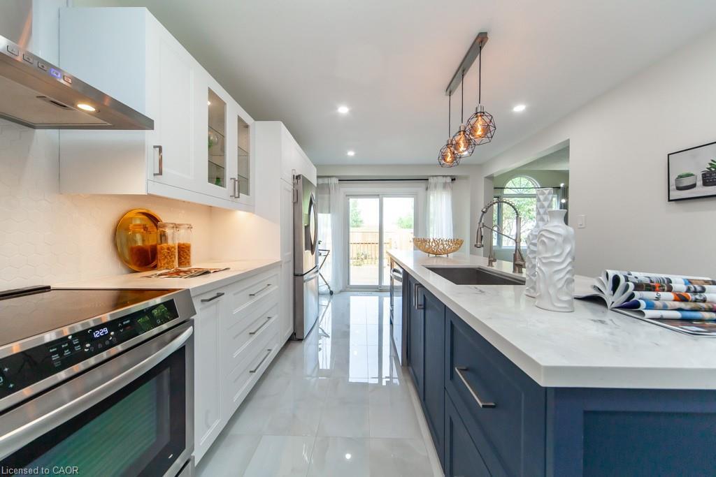 Main-579 Windjammer Way, Waterloo, ON - Indoor Photo Showing Kitchen With Upgraded Kitchen