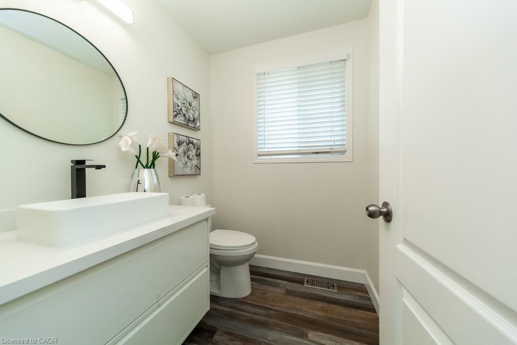 Main-579 Windjammer Way, Waterloo, ON - Indoor Photo Showing Bathroom